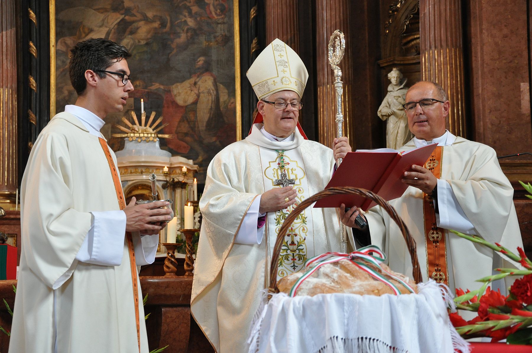 Püspöki mise és kenyérmegáldás Szent István király ünnepén